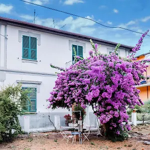 Apartment Casa Elegante In Mezzo Al, La Spezia